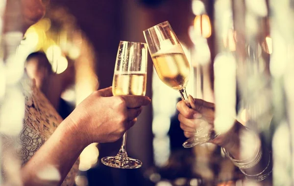 Az emberek ünnepli, és ivott pezsgőt — Stock Fotó