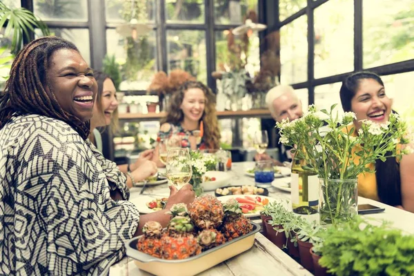 Donne che cenano — Foto Stock