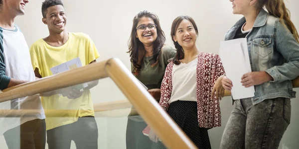 Ung olika studenter — Stockfoto