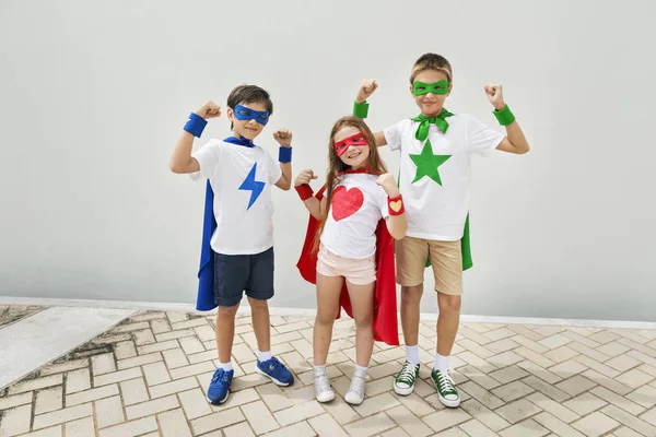 Niños con disfraces superhéroes — Foto de Stock