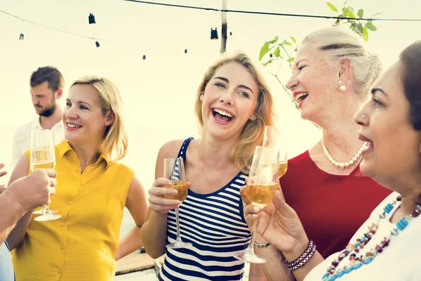 Gruppo di persone alla festa — Foto Stock