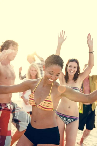 Lidé těší plážové párty — Stock fotografie