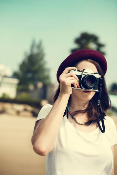 Menina fotógrafa com câmera — Fotografia de Stock