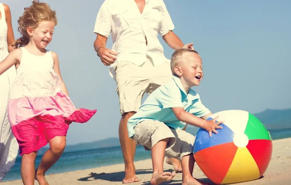 Familjen har kul på stranden — Stockfoto