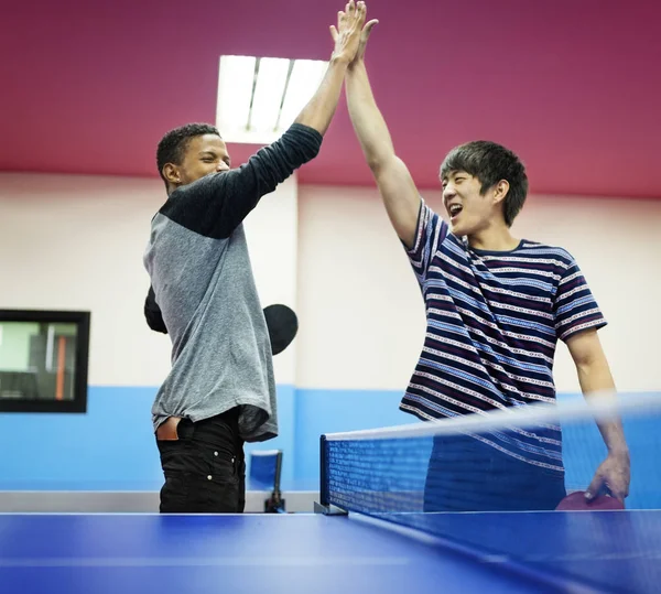 Vrienden op ping pong toernooi — Stockfoto