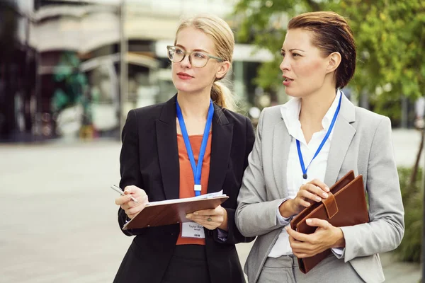 Donne d'affari che discutono idee — Foto Stock