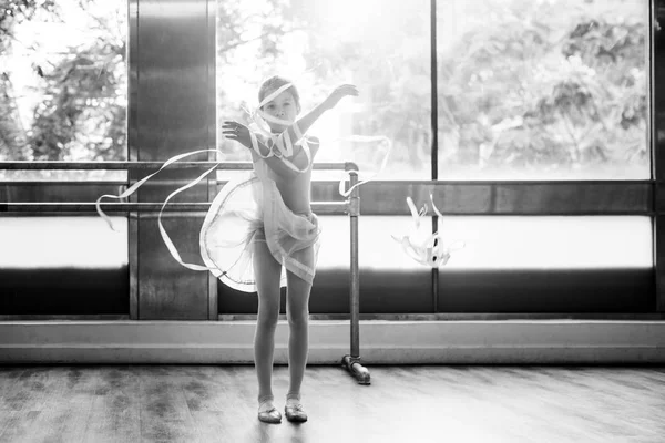 Ballerina ballerina con nastri — Foto Stock