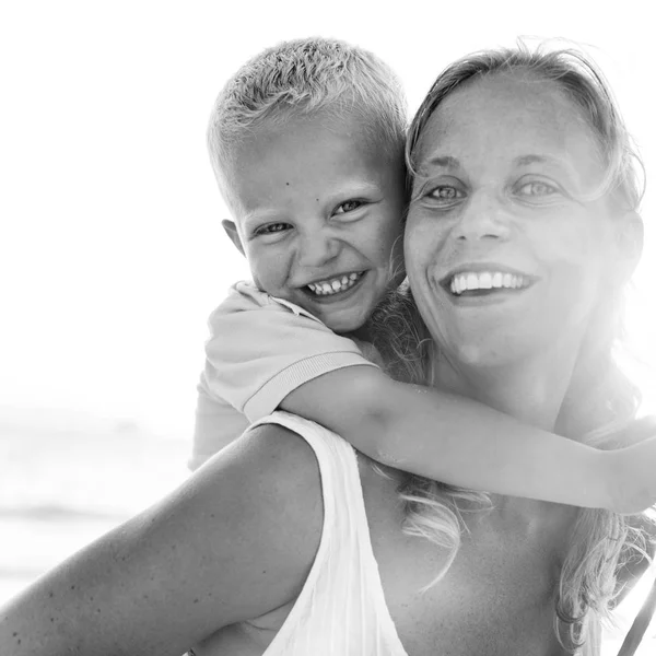 Mãe e filho se divertindo na praia — Fotografia de Stock