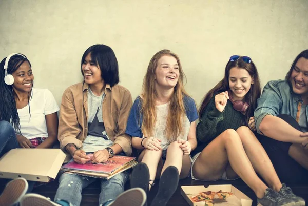 Adolescentes se divertem juntos — Fotografia de Stock