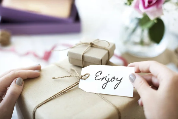 Mujer con caja de regalo envuelta —  Fotos de Stock