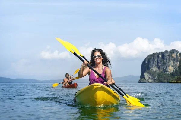 Pessoas de caiaque em barcos — Fotografia de Stock