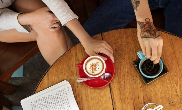 Personas tomando café — Foto de Stock