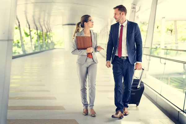 Gente de negocios caminando a la oficina — Foto de Stock