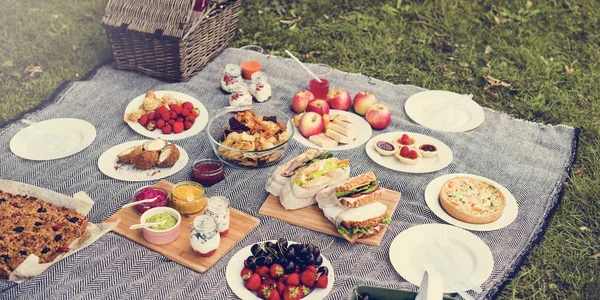 Lekkere maaltijd buiten op de picknick — Stockfoto
