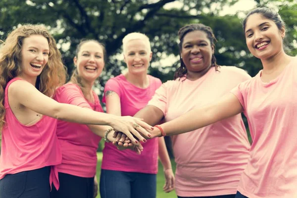 Les femmes soutiennent le cancer du sein — Photo