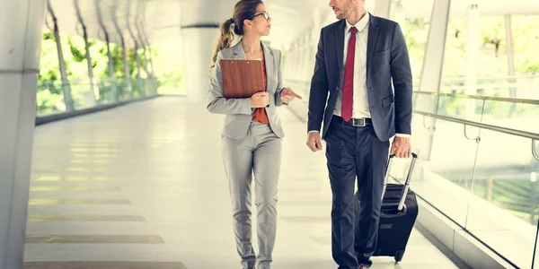 Geschäftsleute zu Fuß ins Büro — Stockfoto