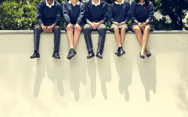 Schüler in Schuluniform — Stockfoto