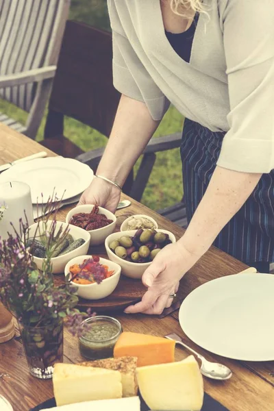 Donna che prepara la tavola per la cena — Foto Stock