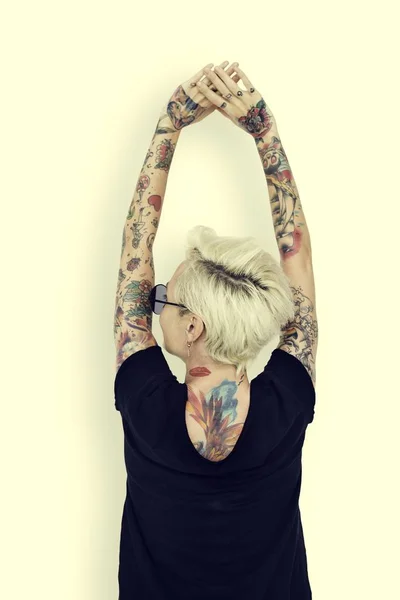 Donna in tatuaggi vista posteriore — Foto Stock