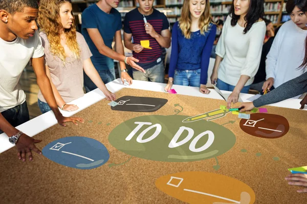 Grupo de estudiantes que estudian — Foto de Stock