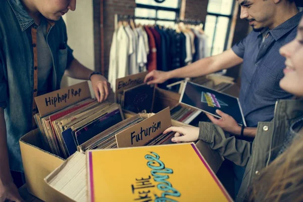 Amigos escolhendo discos de vinil — Fotografia de Stock