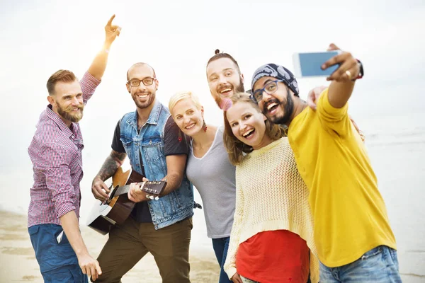 Gente tomando fotos al aire libre —  Fotos de Stock