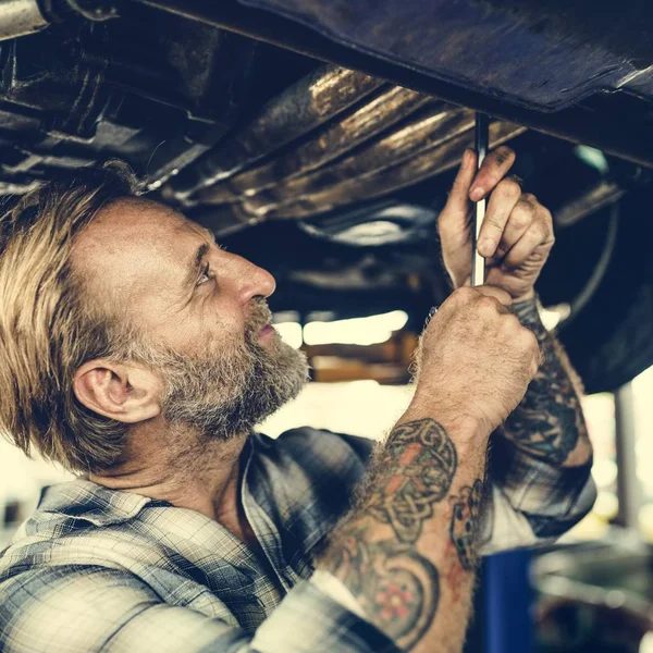 Knappe auto monteur in de Garage — Stockfoto