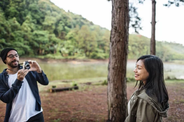 Guy nemen van foto's op de Camera — Stockfoto