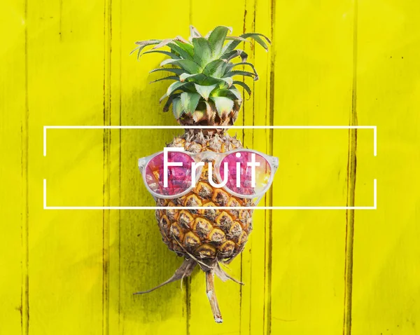 パイナップルと夏のコンセプト — ストック写真