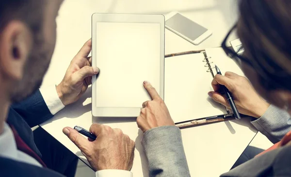 Gente de negocios usando tableta — Foto de Stock