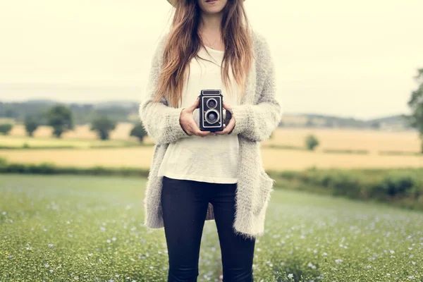 Mulher com câmera vintage — Fotografia de Stock