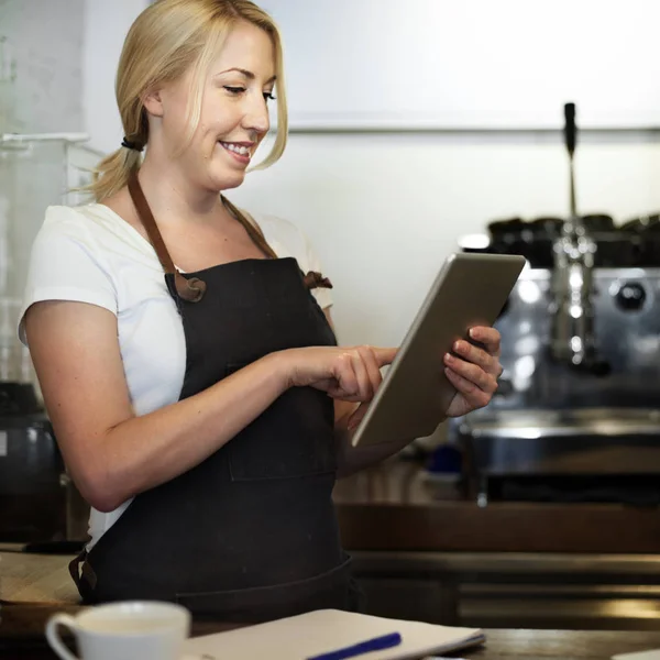 Mujer barista en la cafetería —  Fotos de Stock