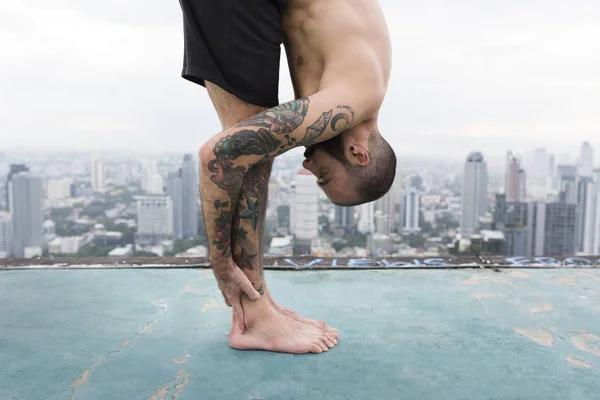 Homme pratiquant le yoga — Photo