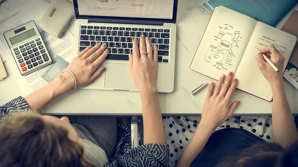 Mujeres trabajando juntas —  Fotos de Stock