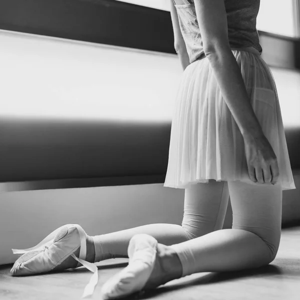 Prática de bailarina na escola de ballet — Fotografia de Stock