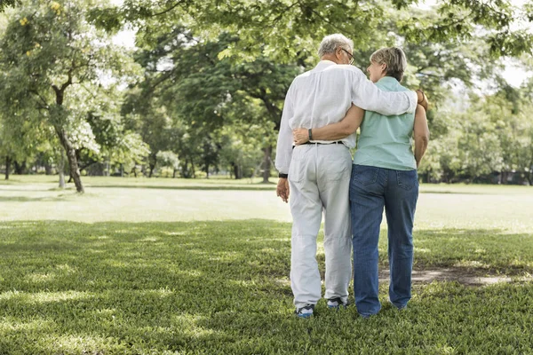 Couple sénior Détendez-vous dans le parc — Photo