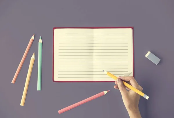 Mulher escrevendo notas no diário — Fotografia de Stock
