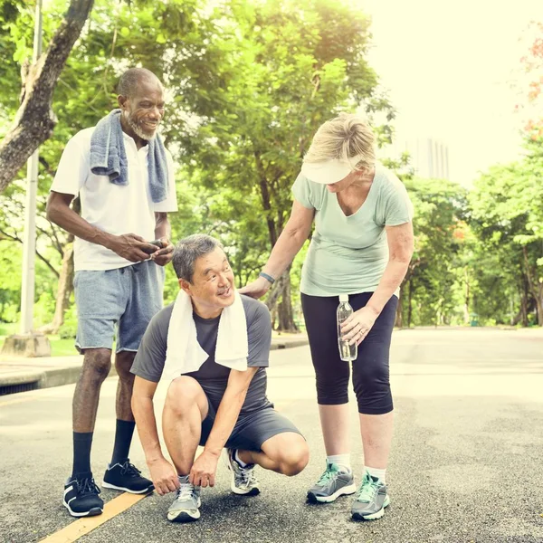 Senior Friends jogging al parco — Foto Stock