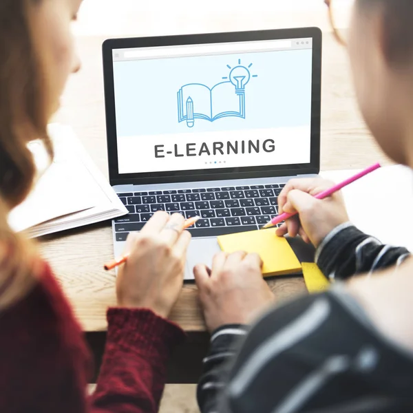 Meisjes werken met laptop — Stockfoto