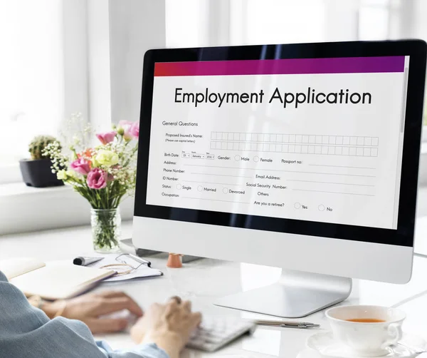 Frau benutzt Computer im Büro — Stockfoto