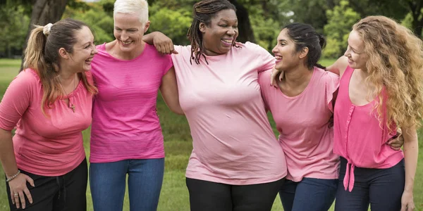 Las mujeres apoyan el cáncer de mama — Foto de Stock