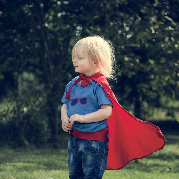 Mały chłopiec superbohatera w parku — Zdjęcie stockowe