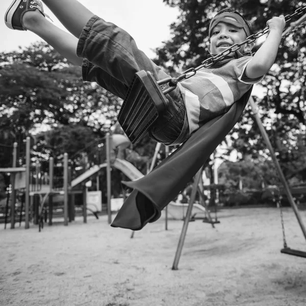 Kleiner Junge auf dem Spielplatz — Stockfoto