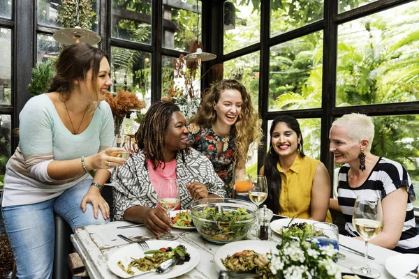 Mujeres cenando — Foto de Stock