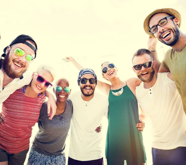 People Hugging on the Beach — Stock Photo, Image