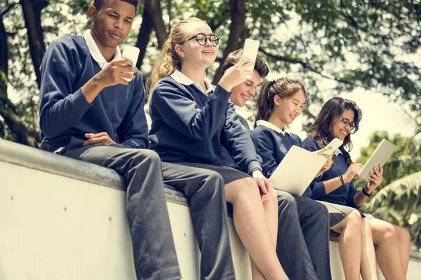 Diversos estudiantes en uniforme escolar — Foto de Stock