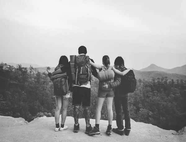 Junge Freunde auf Reisen — Stockfoto