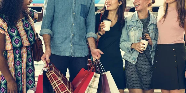 Gelukkige mensen met shopping tassen — Stockfoto