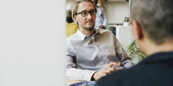 Personas en la cafetería hablando — Foto de Stock