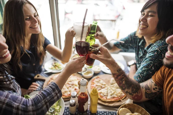 Přátel, jíst pizzu na Party — Stock fotografie